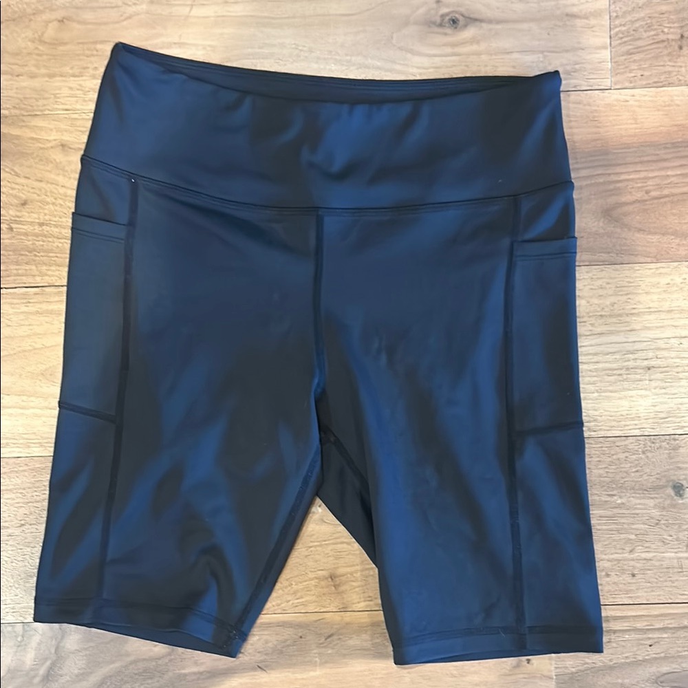 Zyia activewear shorts size M, black